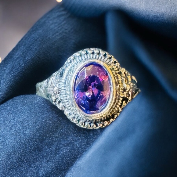 925 Sterling Silver Ring Centering an Oval Cut Purple Amethyst Gemstone - Picture 3 of 3